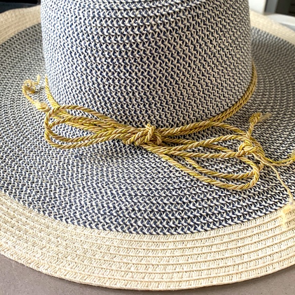 Wide Rim Women’s Sun Hat - Picture 2 of 3